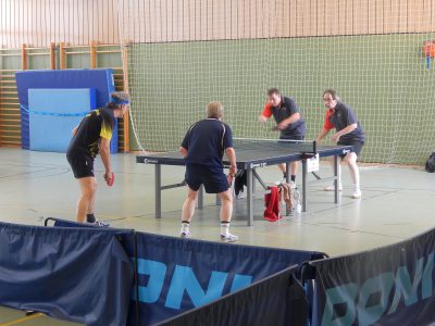 Rainer/Stefan (hier gegen Frank/Norbert) landeten nach "Herzschlagfinale" mit besserem Ballverhältnis auf Platz 2