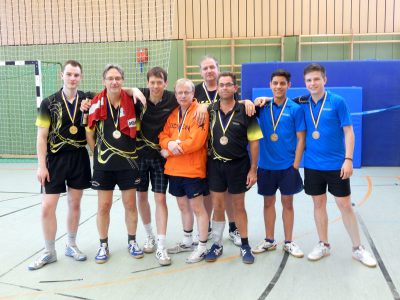 Die Medaillengewinner der diesjährigen Doppel-Meisterschaften: Marc, Stefan, Samir, Rainer, Frank G., Micha B., Aria & Florian (v.l.n.r.)